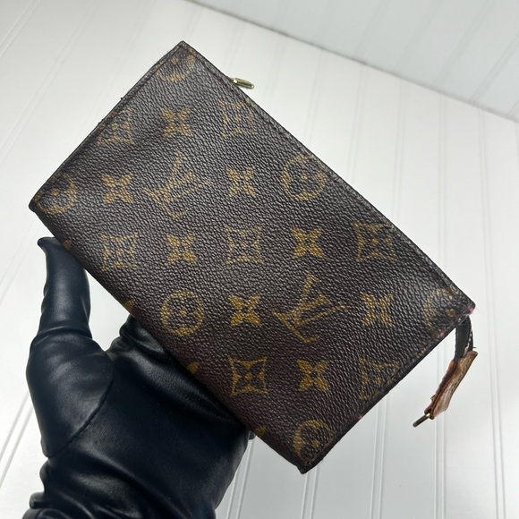 Louis Vuitton Vintage Monogram
Canvas Toiletry Pouch 17 Cosmetic Bag - Picture 5 of 12